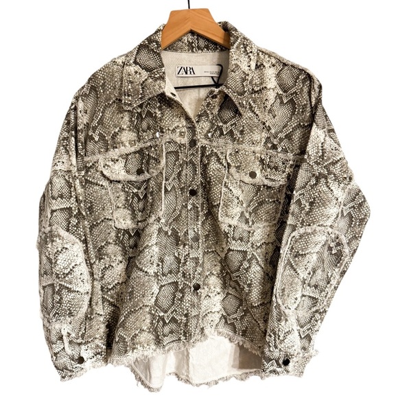NWOT Zara Oversized Jean Jacket - Size XS-Snake Print Raw Hem Studded High-Low - Picture 1 of 8